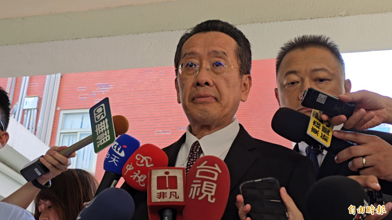 國防部長顧立雄30日受訪坦言，國造潛艦原型艦潛航測試前置整備進度落後，要在11月前完成交艦確實蠻有挑戰性的。（記者方瑋立攝）