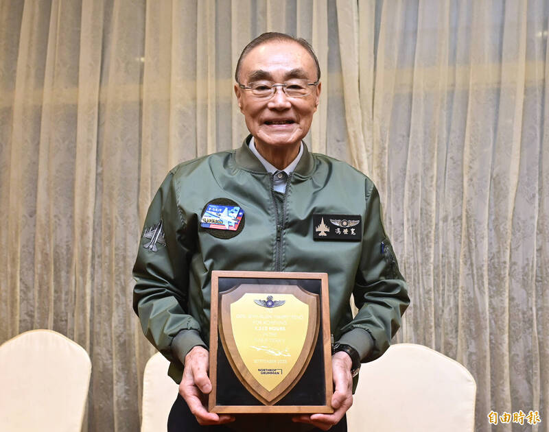 前國防部長馮世寬等4名飛官日前出席F-5E/F「虎II式」戰機飛行時數證書頒發典禮。（記者王藝菘攝）