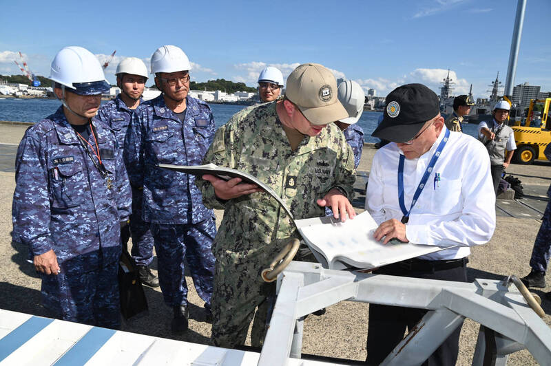 日本海自、駐日美軍人員共同翻查技令，確實執行「戰斧」飛彈模擬裝填訓練。（日本海上自衛隊官方X帳號）