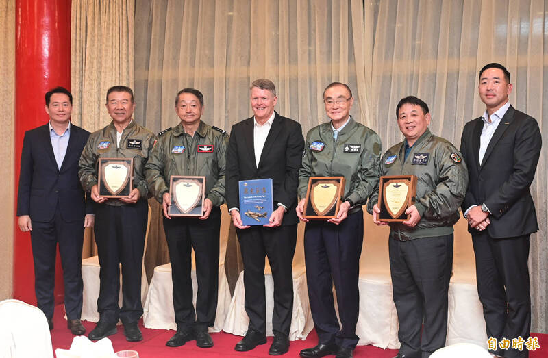 前國防部長馮世寬（右3）等4名飛官出席F-5E/F「虎II式」戰機飛行時數證書頒發典禮，空軍退役上校廖振國（右2）創下6054小時的世界紀錄。（記者王藝菘攝）
