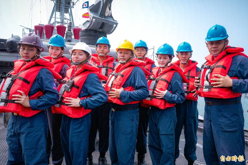 圖為永嘉號獵雷艦水中處理器操作組，蔡靜薇（前排右二）即便藏在組員中，也能一眼認出亮眼資質。（資料照）