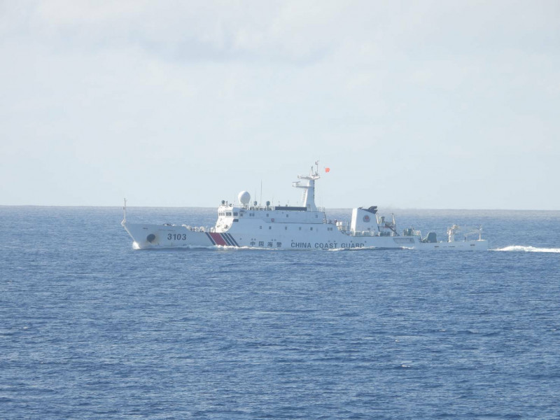 中國海警船持續侵擾東沙島海域。（海巡署提供）