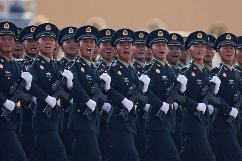 林超倫認為，中國持續將軍事資源投注在火箭軍上，其打擊範圍的擴張確實形成威脅；但也點出軍隊內部的貪腐文化，會是左右戰力的關鍵因素。圖為參與今（2025）年解放軍93大閱兵的火箭軍官兵。（路透資料照）