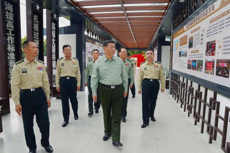習近平2024年視導火箭軍611旅之情形。（取自X帳號 @LyleJMorris）