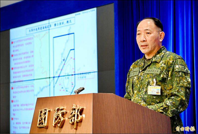 國防部情報次長謝日升中將出席波蘭「華沙安全論壇」，與美國退將及歐洲安全專家對談，這項突破行程備受國際矚目，資深政府官員今天指出，代表北約國家看待台灣的角色已有轉變，預料未來與我國的軍事合作丶軍事採購將有重大進展。圖為謝日升針對中共聯合演訓國軍應處作為向外界說明。（資料照，記者羅沛德攝）