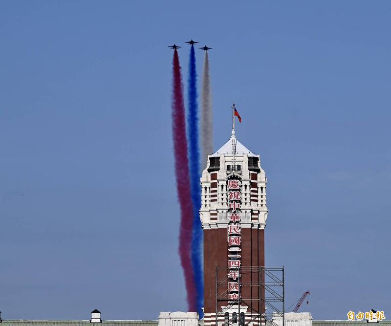 清晨轟天響！國軍雙十半兵力操演戰機劃過總統府上空- 自由軍武頻道