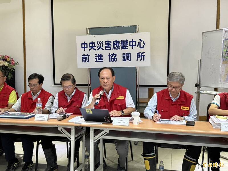 在行政院指派政務委員季連成(中)接任花蓮應變中心前進協調所總協調官後,季連成展現的霸氣丶果決風格令人矚目,讓花蓮災區復原的步調上緊發條。(資料照,記者王峻祺攝)