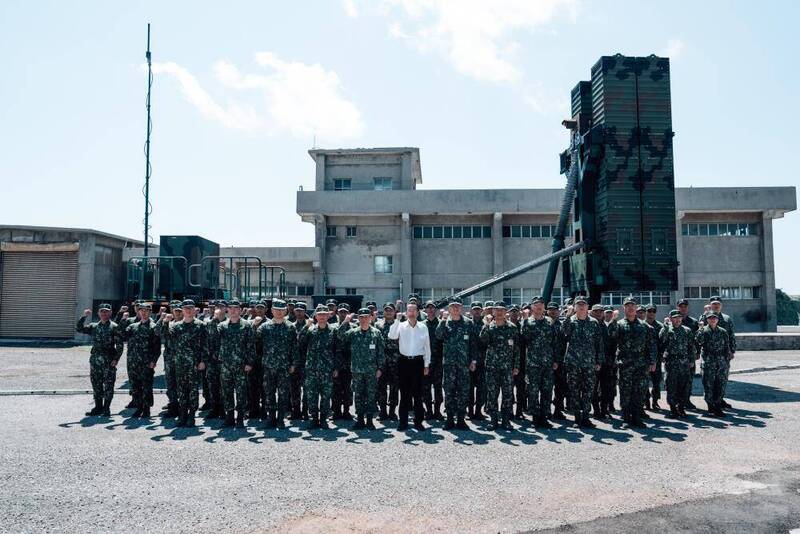 國防部長顧立雄昨天赴澎湖地區慰訪陸、海、空三軍部隊，並在高高舉起的天弓三型防空飛彈前與官兵合影。（圖：軍聞社提供）