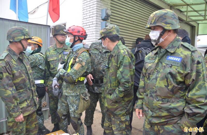 季連成(右一)在2015年3月至2016年11月期間,擔任陸軍八軍團指揮官,任內就碰上了2016南台灣大地震,南部地區災情嚴重,由八軍團擔負救災重任。(資料照)