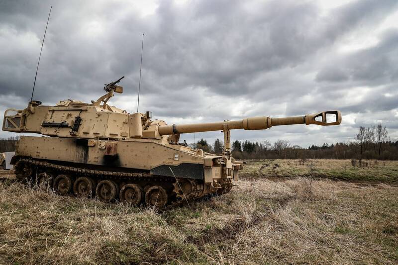 美方對出售M109A7自走砲給台灣表達正向看法，但交貨的數量及期程，可能會有所調整，傳出數量可能由168輛減為120輛。圖為美國陸軍M109A7自走砲。（路透）