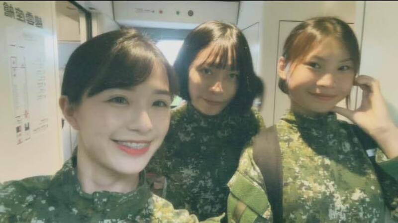 臉書粉專「靠北長官2020」2日發文分享多名女兵到光復鄉救災的畫面，小編發文表示「救災視同作戰，災後復原交給我們」，許多網友大讚她們人美心善。（圖擷自臉書）