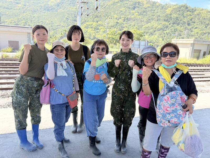 三位女性官兵在休假期間，自發性前往花蓮協助救災，畫面曝光之後引發熱烈討論。被討論最多丶容貌秀麗的一位女性官兵，本尊是在陸軍航特部601旅飛保廠任職的蔣姓中尉（右三）。（圖：青年日報提供）
