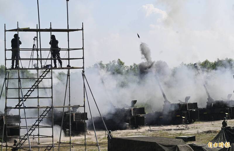 陸軍十軍團日前舉行「重砲保養射擊」任務時，動用M109A2自走砲等火砲投入演訓。若未來M109A7自走砲籌獲順利，M109A2可能退出現役序列。（資料照，記者廖耀東攝）