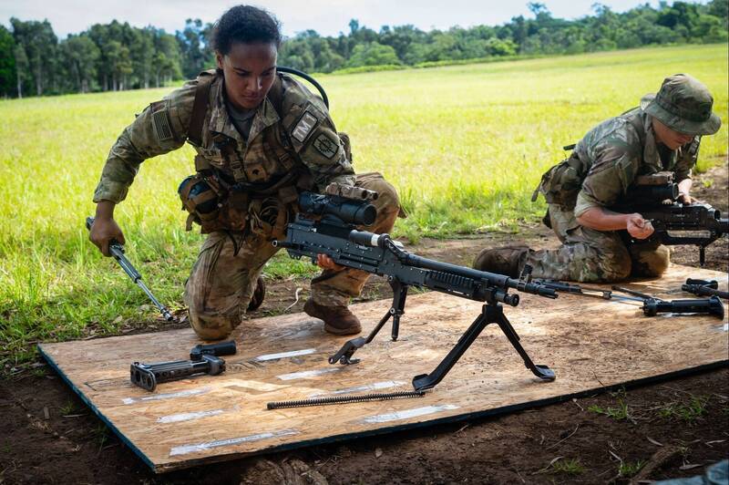 擬參加美國陸軍今年度「最強小組」的太平洋陸軍官兵，正在進行槍械大部分解。（取自美國陸軍網站）