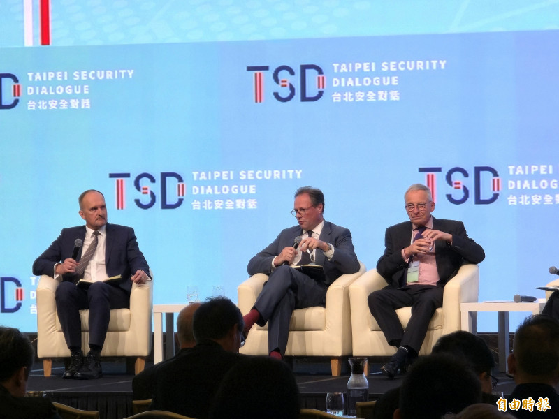 英國皇家聯合軍事研究所副研究員、海軍退役准將歐利佛（Peter Olive，左起）、英國皇家聯合軍事研究所國際安全資深研究員雪特勒－瓊斯（Philip Shetler-Jones）及德國海事研究院院長、德國海軍退役少將卡斯騰．施奈德（Karsten Schneider）8日出席國防院與陸委會舉辦的「2025台北安全對話」。（記者方瑋立攝）