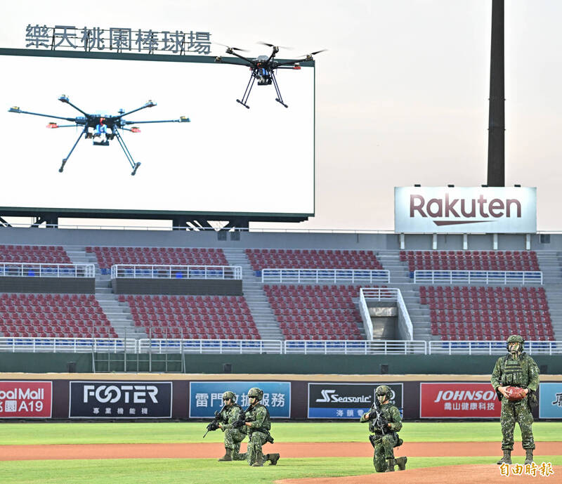 圖為國軍日前參加中華職棒例行賽開球儀式，運用無人機傳遞球給開球者情形。（資料照）