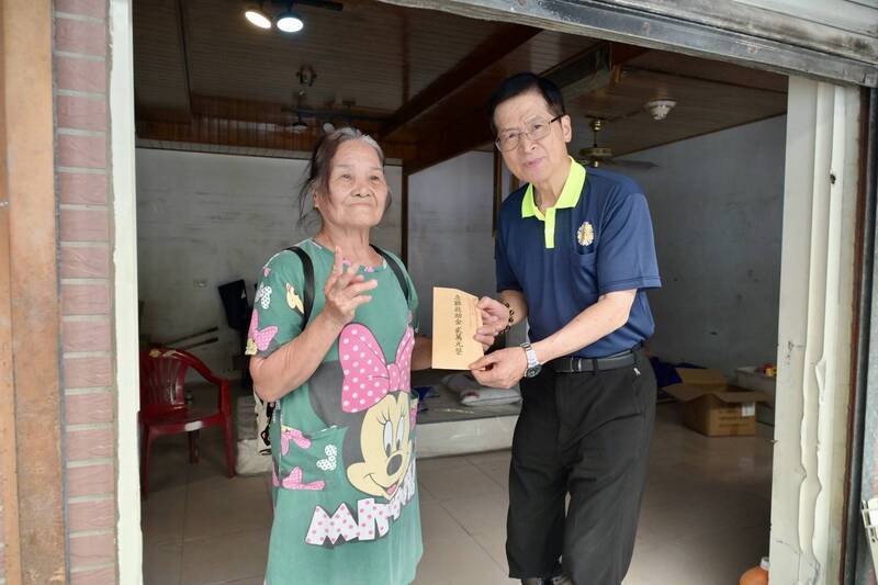 嚴德發致贈慰問金給災區榮民眷，協助加速重建家園。（退輔會提供）