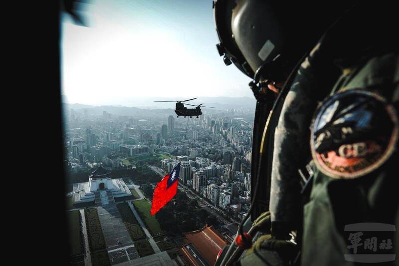從另外一架直升機上，看CH-47SD直升機吊掛巨幅國旗。（圖：軍聞社提供）