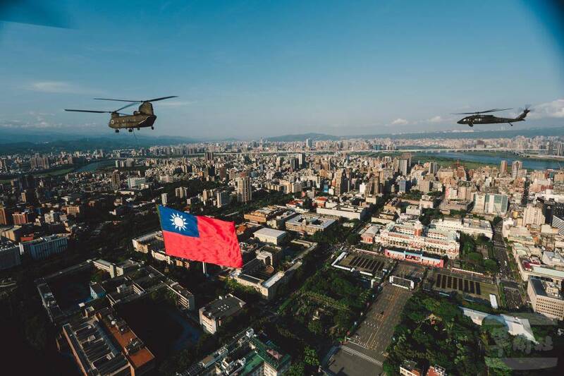 陸航國旗機隊進行組合訓練，準時通過總統府前上空。這是由軍機上的視角，看看不一樣的國慶。（圖：軍聞社提供）