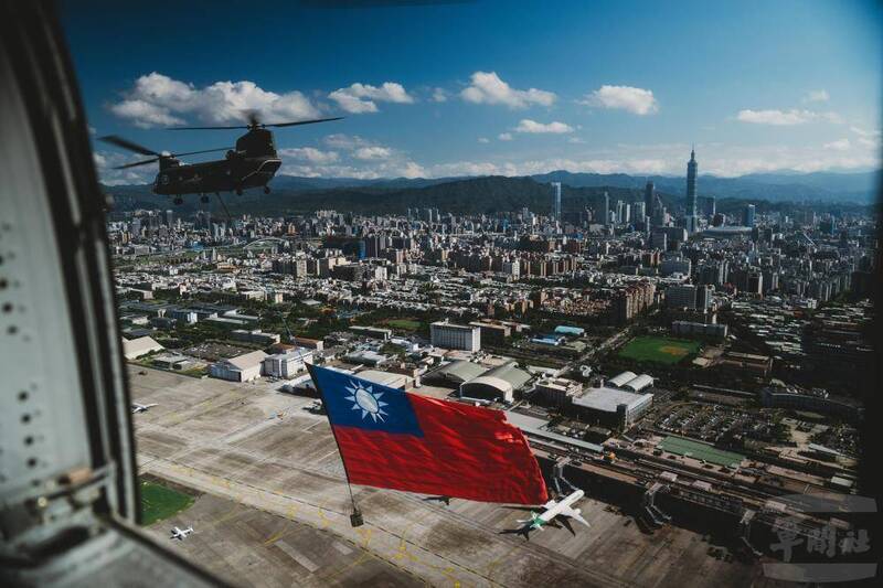 為做好國慶展演準備，國軍的CH-47直升機及黑鷹直升機，都進駐到松山機場。圖為執行國旗吊掛任務的CH-47直升機起飛後，下方的畫面就是松山機場。（圖：軍聞社提供）