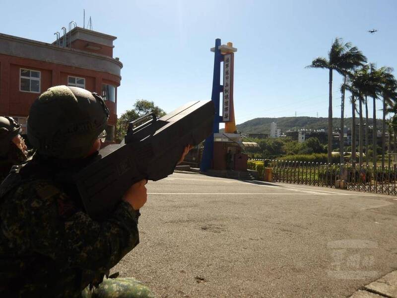 為反制無人機侵擾，陸軍裝訓部今天就實施營區安全防護演練，官兵運用干擾槍對空中無人偵察機進行干擾。（圖：軍聞社提供）
