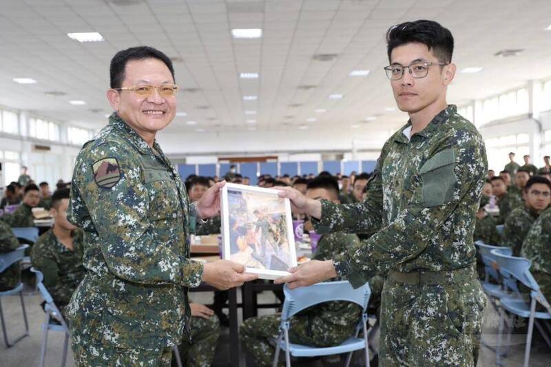 日前在花蓮光復支援災後復原，並在離開時贈帽小女孩引發網友爆量讚賞的步兵101旅陳士官長，近日獲十軍團指揮官李榮華中將表揚，並獲頒當時場景的專屬照片以茲紀念。（軍聞社）