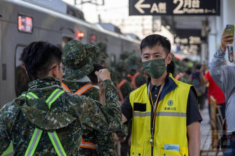 陳保宏士官長完成災區清理重建的階段性任務後，踏進光復車站並與站員擊掌，坐上專案火車返回部隊駐地。（軍聞社）