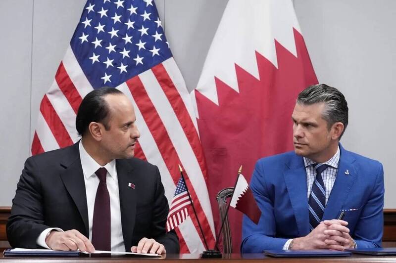 美國國防部長赫格塞斯（Pete Hegseth）（右）週五在五角大廈，與卡達國防部長薩烏德（左）舉行會晤。赫格塞斯在會中宣布，美國將允許卡達在愛達荷州的一處空軍基地內建立專屬設施，以進駐其F-15戰機中隊。（路透）