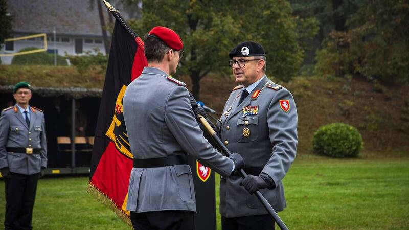 第21裝甲旅旅長馬可·埃格特準將（右）將第215砲兵營的新軍旗移交給旅長法比安·科爾貝中校。（圖取自德國聯邦國防軍）