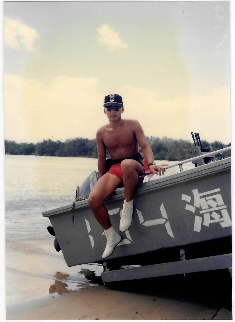31年前入伍服義務役成海龍蛙兵的江啟臣，恰逢台海飛彈危機爆發，兩年役期中有10個月都在高度戰備情況，還是少見的「義務役」艇長，支援大、小金門巡邏和運補任務所需。（江啟臣提供）