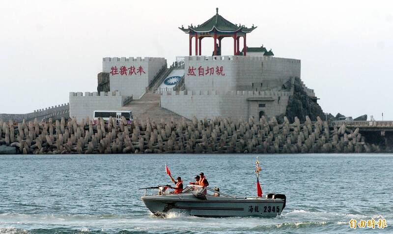 圖為陸軍駐馬祖的海龍蛙兵，當時駕駛尚未退役的M2A2「成功艇」，於東引感恩亭周邊執行巡邏。（本報資料照）