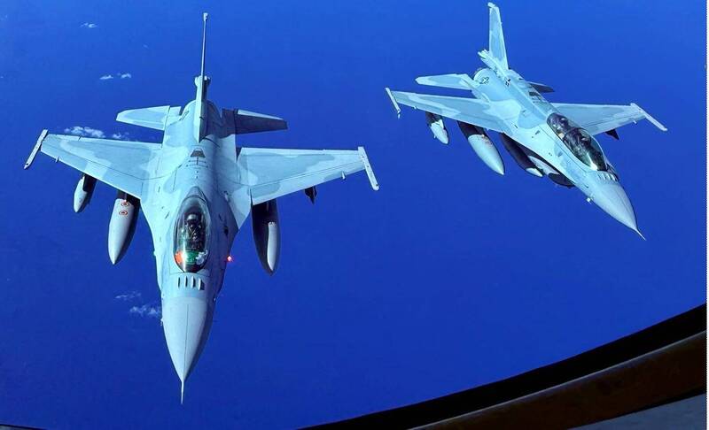 圖為保加利亞空軍本月最新接收第3、第4架F-16C/D Block 70戰機，該國預計今年獲得8架，其餘8架同型機日後另行接收。（保加利亞國防部官方Facebook）