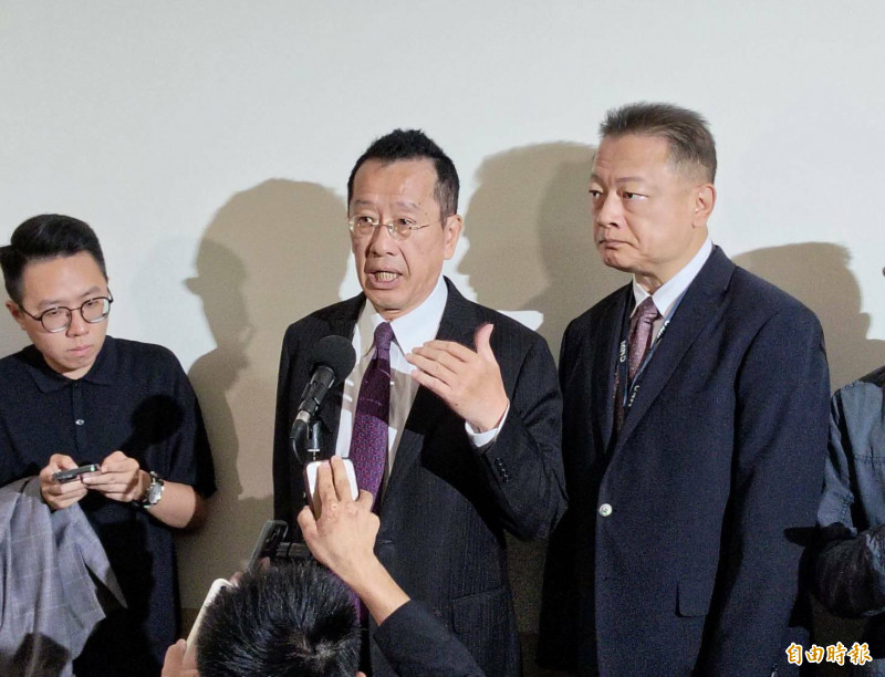 立法院外交及國防委員會今日上午進行潛艦國造機密專題報告，國防部長顧立雄出席前受訪。（記者田裕華攝）