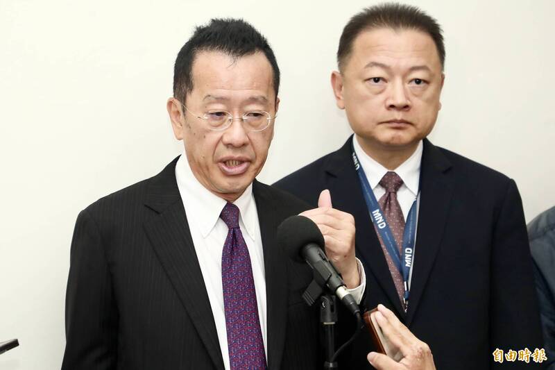 圖為今（13）日出席外交及國防委員會，進行「潛艦國造專案進度報告」的國防部長顧立雄，並在會前接受媒體聯訪。（記者田裕華攝）