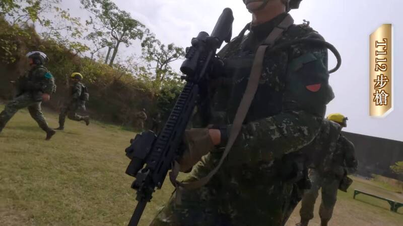 從訓練畫面可見，新的T112步槍已配有光學瞄具、雷射指示器及戰術握把，滿足不同型態的作戰需求，提升單兵戰鬥效能。（擷自中華民國陸軍官方Youtube影片）