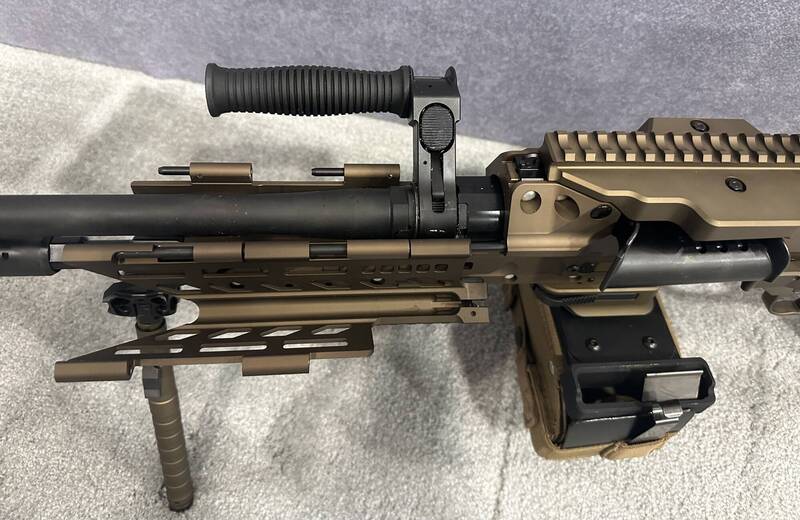 M250輕機槍的護木從可拆卸式改為可打開的固定式。（圖取自X@Southwood_）