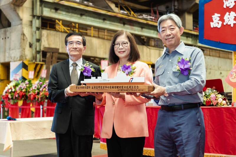 海委會主委管碧玲2024年9月出席見證海巡「巡護十號」遠洋巡護船開工典禮，並獲台船贈送該艦模型，讓外界一睹這艘新船的未來樣貌。（取自管碧玲個人Facebook）