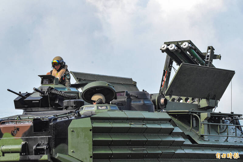 圖為AAV7兩棲突擊載具掃雷車。（記者吳哲宇攝）