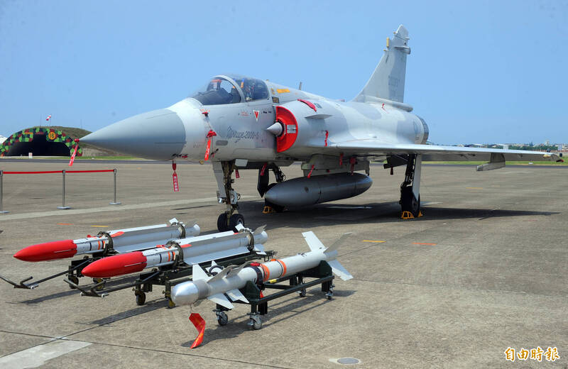 空軍幻象2000-5戰機配備「雲母」中程空對空飛彈（左2枚紅色彈頭者）、「魔法二型」短程防空飛彈（右方白色彈頭者）。（本報資料照）