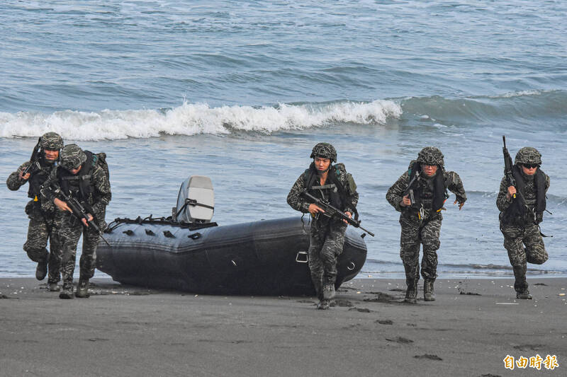 士兵迅速離開突擊艇奔向內陸滲透。（記者吳哲宇攝）