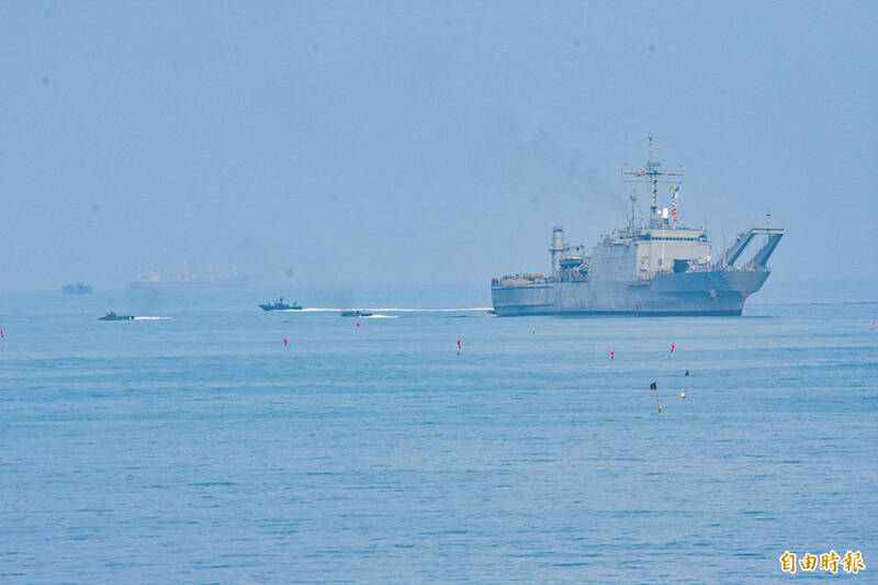 AAV7兩棲突擊載具自戰車登陸艦下放。（記者吳哲宇攝）