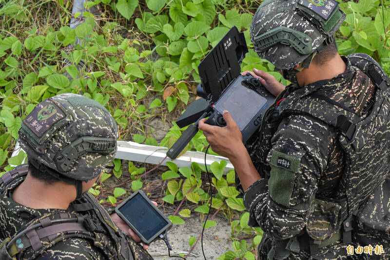 士兵透過ATAK觀察海面及灘岸狀況。（記者吳哲宇攝）