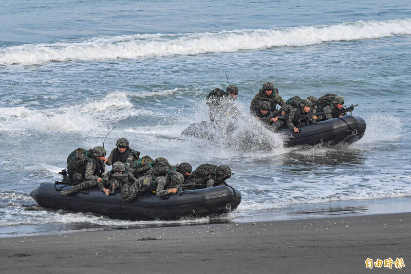 士兵乘坐突擊艇先行實施灘岸滲透，為大部隊掃清障礙。（記者吳哲宇攝）
