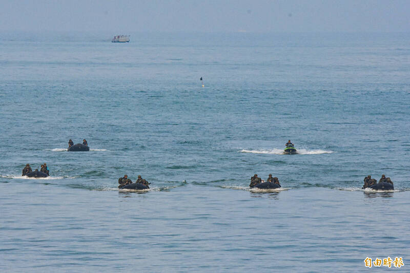 CRRC突擊艇先呈兩縱列，而後散開奔向灘岸。（記者吳哲宇攝）