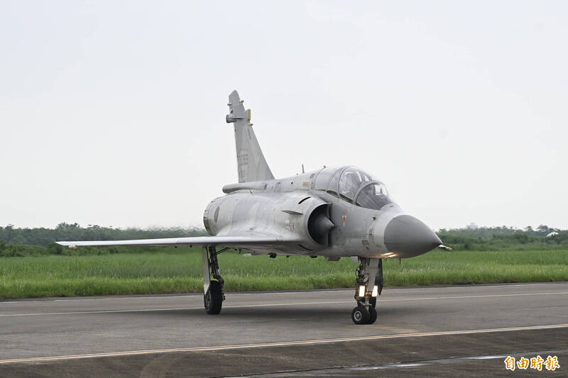 圖為空軍2聯隊的幻象2000-5雙座型戰機，機號2059。空軍幻象雙座機延壽驗證案預計明年結案。（本報資料照，記者廖耀東攝）