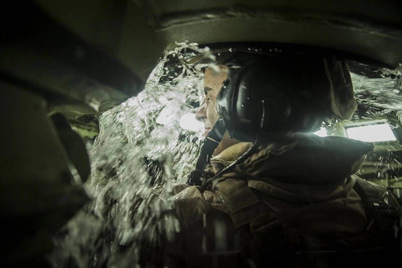 圖為美軍士兵乘AAV7兩棲突擊載具，由於貼近海面，海水可能隨時湧入。（圖取自DVIDS）