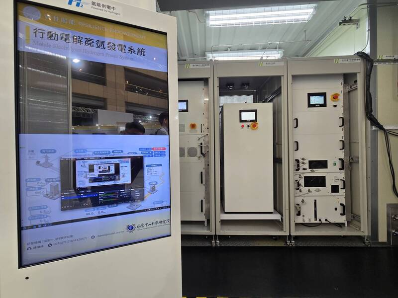 中科院發表國內第一台整合6kW全自製陰離子交換膜產氫機、20Nm3儲氫合金、20kW燃料電池及電源管理系統之「行動電解產氫發電系統（20呎貨櫃）」，並鏈接前端風光綠能及離峰餘電，透過製氫、儲氫及氫能應用，做為移動式及分散式電站。（中科院提供）