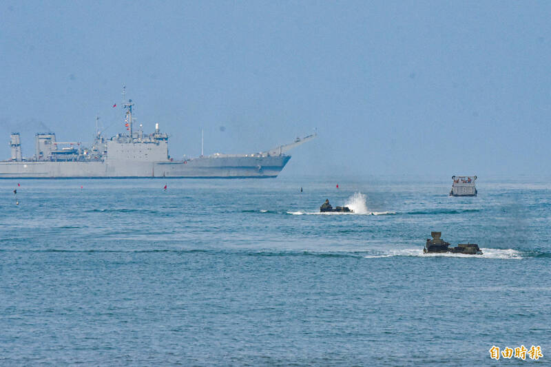 AAV7泅渡海面（記者吳哲宇攝）