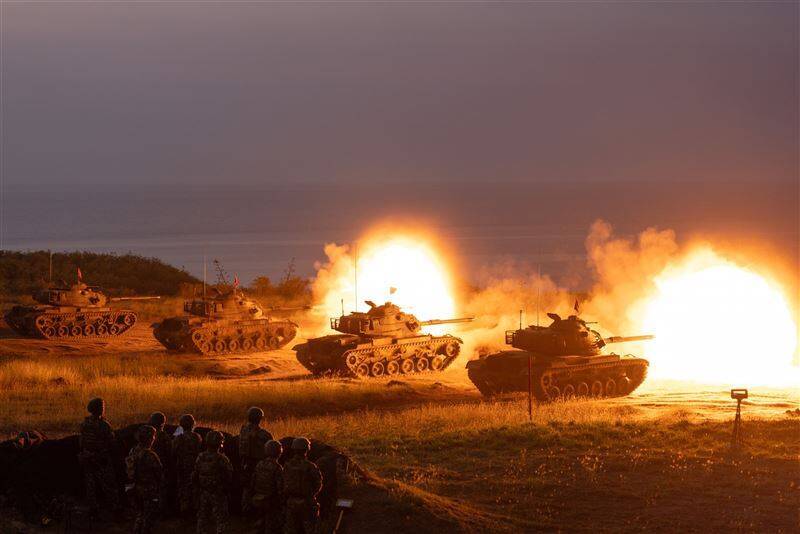 澎防部M60A3戰車在訓場內朝海上目標實施集火射擊。（取自青年日報）