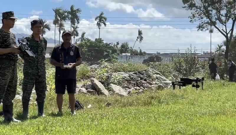 海軍陸戰隊官兵在花蓮馬太鞍溪堰塞湖釀災後，動用監偵型無人機了解災區情況。（取自海軍陸戰隊臉書）